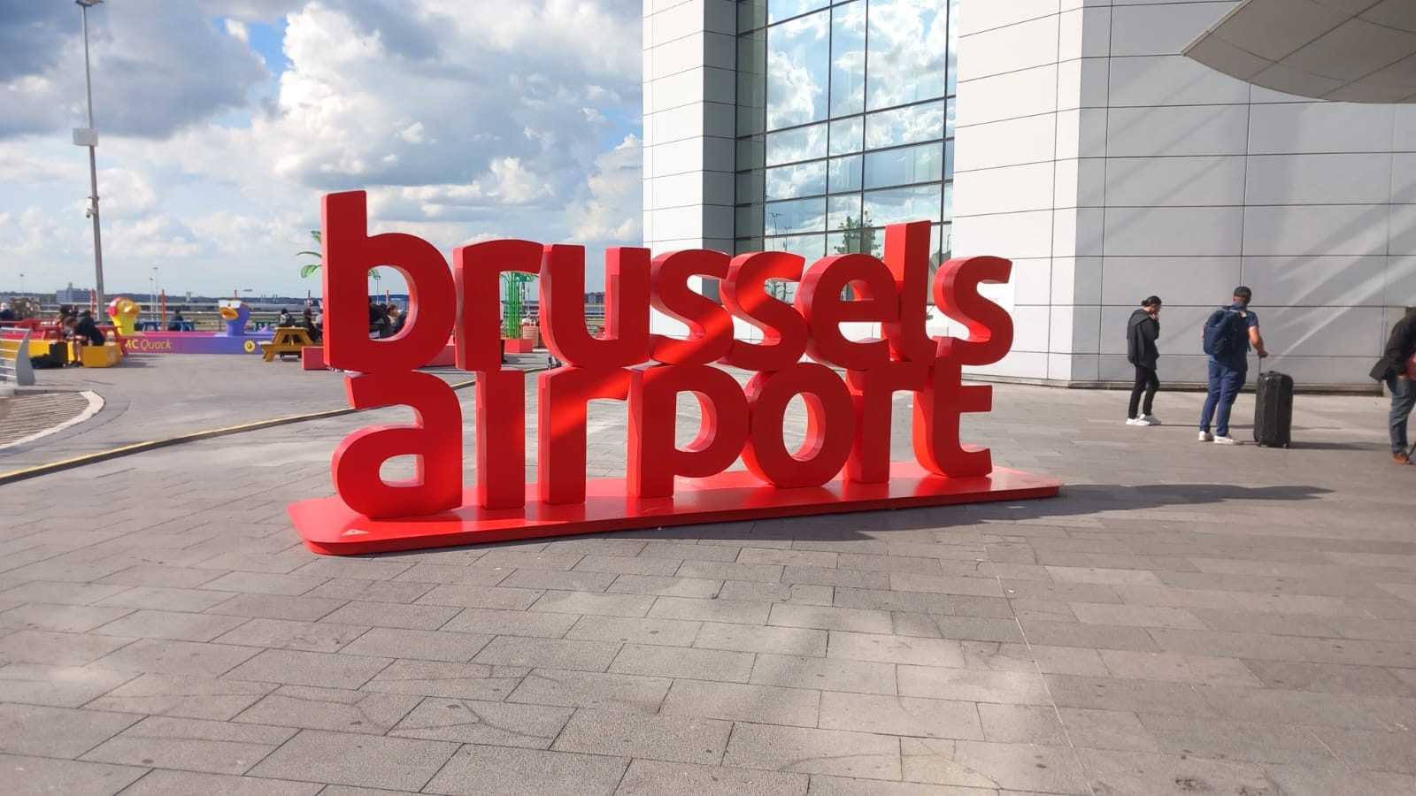 Taxi aéroport Bruxelles : les lettres Brussels Airport devant le terminal de Zaventem