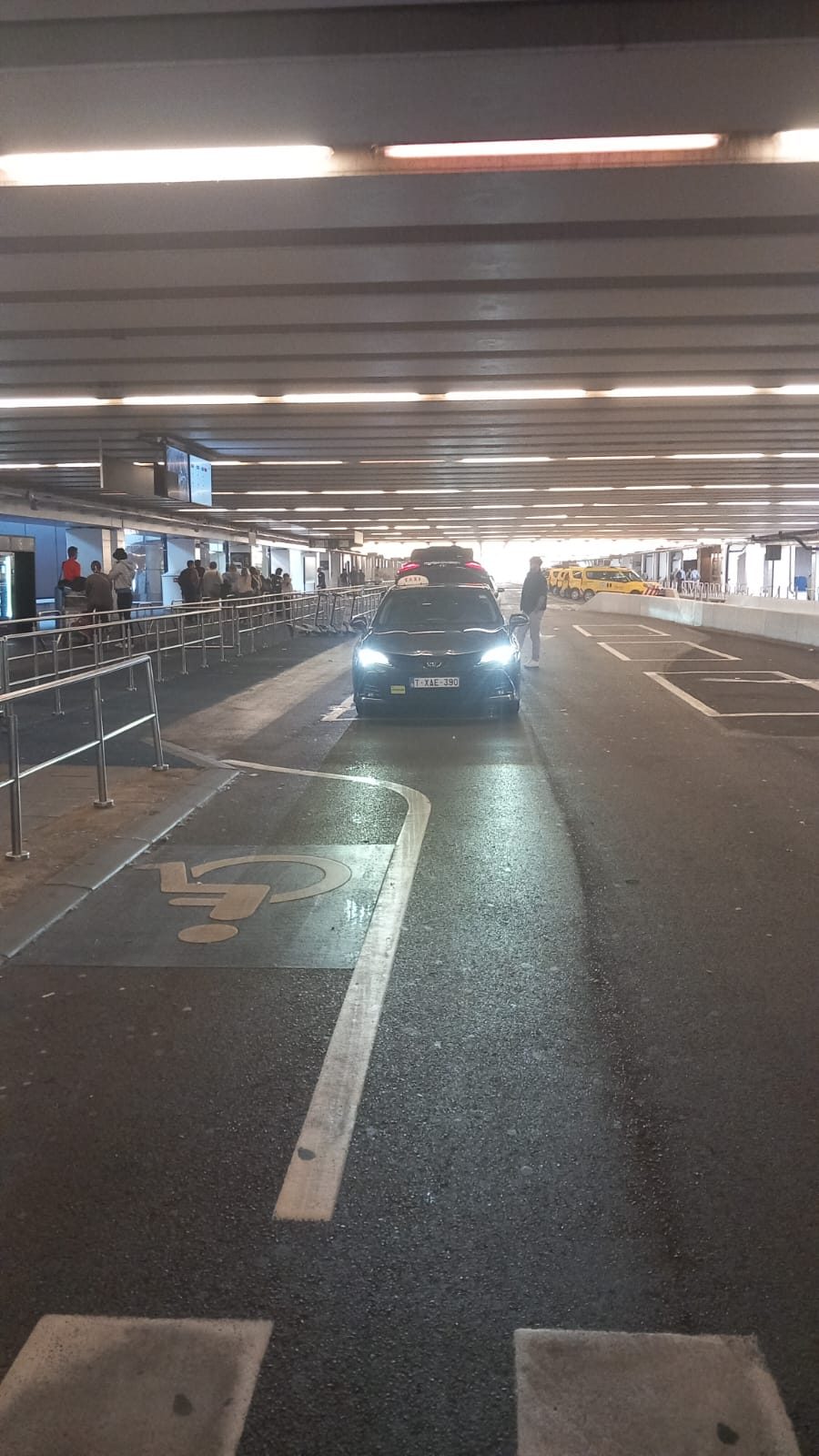 Dépose devant le hall des départs de Brussels Airport en taxi