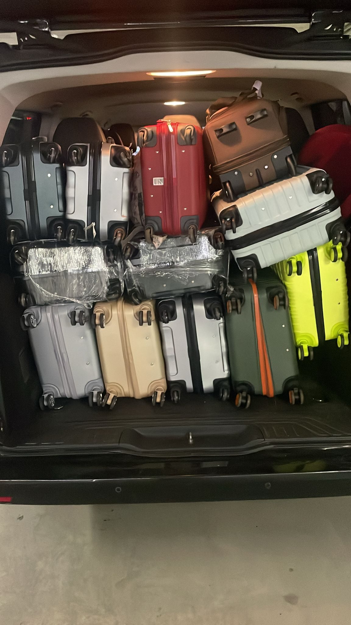 Chauffeur de taxi vers Zaventem chargeant les valises d'un client