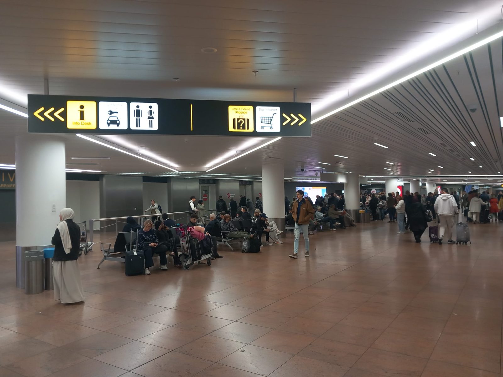 Taxi aéroport Zaventem devant le hall des arrivées de Brussels Airport